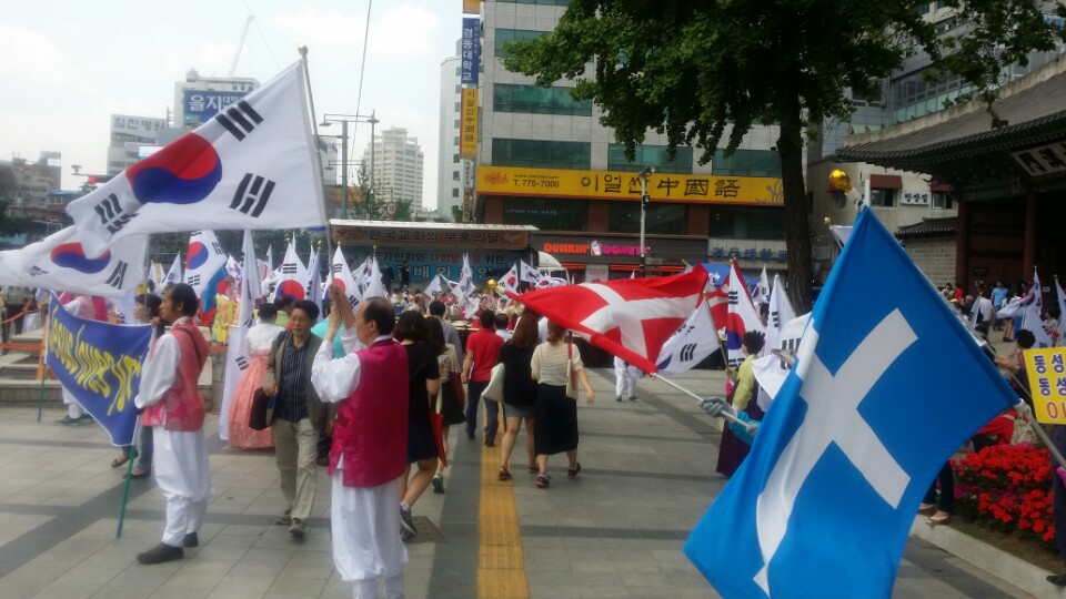 기독교단체 회원들이 9일 오전 대한문 앞에서 한복을 입고 북을 치며 퀴어축제에 반대하는  집회를 열었다. 서울광장에서 열릴 예정인 퀴어축제 개막식은 메르스 여파로 현장 참가자 없이 유튜브로 중계될 예정이다. 조직위원회 쪽은 “메르스 확산 방지 위해 50여 명의 스태프만 참가해 생중계한다”고 밝혔다. 최우리 기자 ecowoori@hani.co.kr