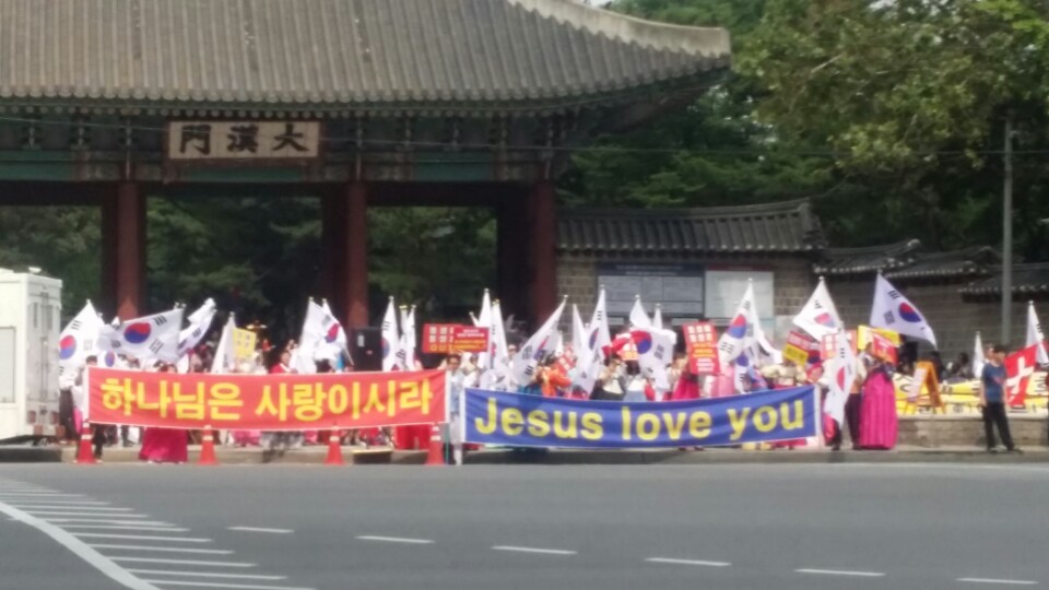 기독교단체 회원들이 9일 오전 대한문 앞에서 한복을 입고 북을 치며 퀴어축제에 반대하는  집회를 열었다. 서울광장에서 열릴 예정인 퀴어축제 개막식은 메르스 여파로 현장 참가자 없이 유튜브로 중계될 예정이다. 조직위원회 쪽은 “메르스 확산 방지 위해 50여 명의 스태프만 참가해 생중계한다”고 밝혔다. 최우리 기자 ecowoori@hani.co.kr