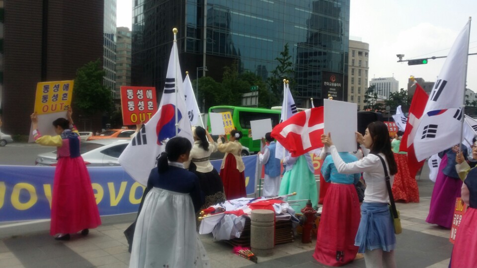 기독교단체 회원들이 9일 오전 대한문 앞에서 한복을 입고 북을 치며 퀴어축제에 반대하는  집회를 열었다. 서울광장에서 열릴 예정인 퀴어축제 개막식은 메르스 여파로 현장 참가자 없이 유튜브로 중계될 예정이다. 조직위원회 쪽은 “메르스 확산 방지 위해 50여 명의 스태프만 참가해 생중계한다”고 밝혔다. 최우리 기자 ecowoori@hani.co.kr