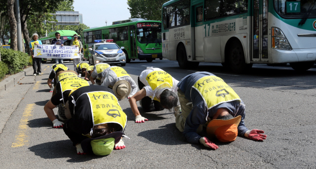 세월호 선체 인양을 촉구하며 전남 진도군 팽목항에서 서울 광화문까지 걷고 있는 세월호 삼보일배 순례단이 10일 오후 서울 양재동을 지나고 있다. 단원고 2학년 8반 고 이승현군의 아버지 이호진씨가 딸 아름 양을 데리고 지난 2월23일 팽목항을 출발한 지 107일 만이다.
김경호 선임기자 jijae@hani.co.kr