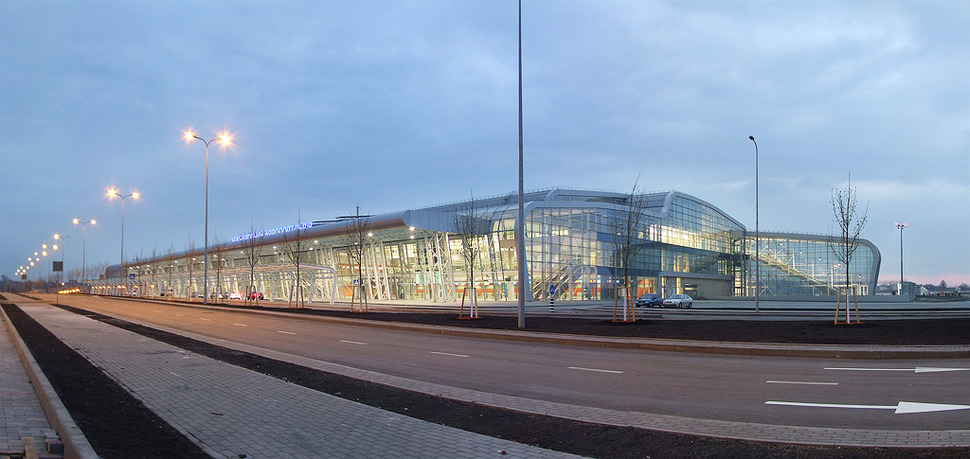 유럽축구 챔피언스리그를 위해 확충한 우크라이나 엘비프공항. http://ukraineforyou.at.ua/index/lviv_airport/0-35