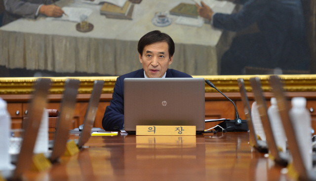 이주열 한국은행 총재가 11일 오전 서울 중구 남대문로 한국은행에서 금융통화위원회를 주재하고 있다. 이날 금통위는 기준금리를 연 1.75%에서 1.50%로 인하했다. 공동취재사진