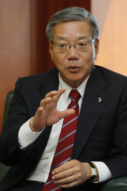 황영기 금융투자협회 회장이 10일 오전 서울 영등포구 여의도 금융투자협회 사무실에서 <한겨레>와 인터뷰를 하고 있다. 이종근 기자