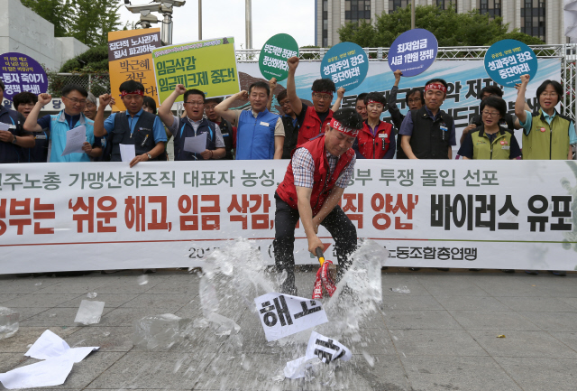 민주노총 한상균 위원장과 가맹 산하조직 대표자들이 11일 서울 세종로 정부서울청사 앞에서 노동시장 구조 개악 저지 등을 요구하며 농성에 들어가기에 앞서 ‘해고 반대’라고 적힌 얼음을 쇠망치로 깨고 있다.   탁기형 선임기자 khtak@hani.co.kr