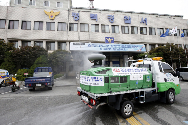 경기 평택보건소 방역소독차량이 지난 11일 경기도 평택시 평택경찰서 건물 주변을 소독하고 있다. 평택/ 김봉규 기자 bong9@hani.co.kr