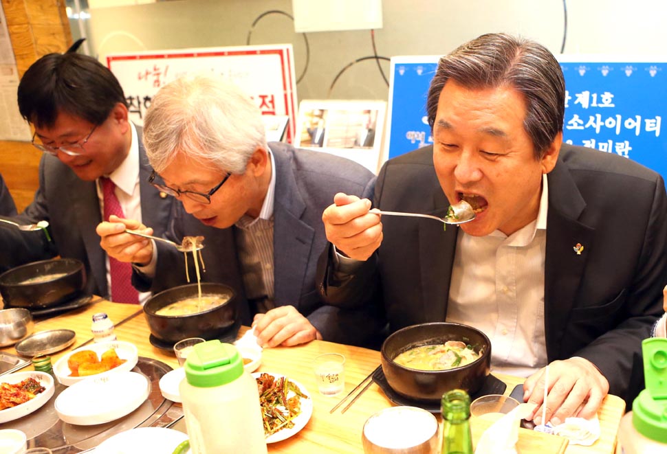 김무성 새누리당 대표가 10일 부산시 사하구 목촌돼지국밥에서 저녁식사를 하고 있다. 이 국밥집은 부산의 첫번째 중동호흡기증후군(메르스) 확진환자(81번)가 식사를 했던 곳이다. 식사 자리에는 김 대표의 딸 김현진 씨와 자녀도 함께 했다. 2015.6.10 연합