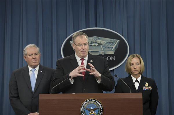 로버트 워크 미국 국방부 부장관(가운데)이 지난 3일 탄저균 배달사고를 수습하는 담당 간부들과 함께 나와 이 사고를 설명하는 기자회견을 하고 있다. 미국 국방부 누리집