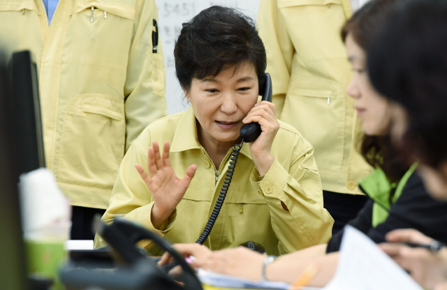 박근혜 대통령이 12일 오후 경기 수원시 장안구 보건소에 설치된 중동호흡기증후군(메르스) 비상대책본부를 방문해 자택격리된 시민과 통화하고 있다. 청와대사진기자단