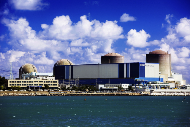 부산시 기장군에 위치한 고리원자력발전소 모습이다. 맨 오른쪽이 영구 가동 정지 권고를 받은 국내 첫 원전 고리 1호기. 한국수력원자력 제공