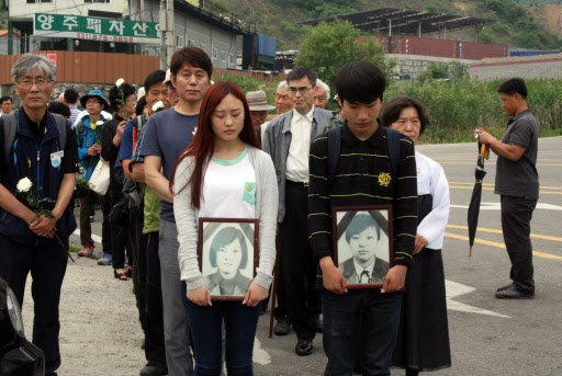 미군 궤도차량에 치여 숨진 신효순·심미선 양 사고 13주기인 13일 오전 경기도 양주시 광적면 효천리 사고현장에서 추모제가 열려 시민단체 ‘평화와 통일을 여는 사람들’ 회원 등 참석자들이 당시 두 학생이 걸었던 길을 걸으며 추모의식을 갖고 있다. 연합뉴스