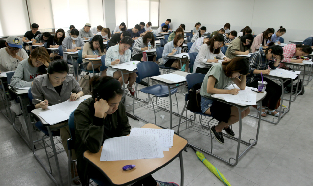 14일 오전 서울 중구 장충동 동국대학교에서 치러진 <한겨레신문>수습사원 정기공채 시험에 응시한 수험생들이 작문 시험을 보고 있다.
 탁기형 선임기자 khtak@hani.co.kr