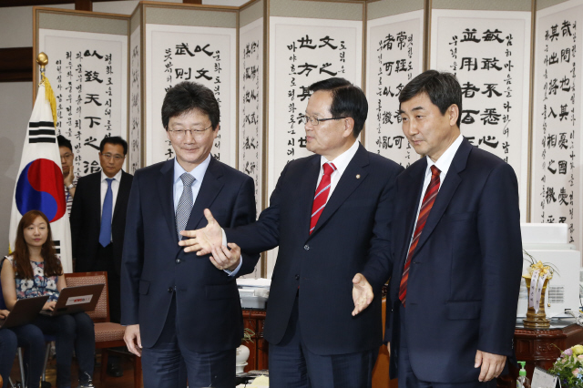 정의화 국회의장(가운데)과 유승민 새누리당 원내대표(왼쪽), 이종걸 새정치민주연합 원내대표가 15일 오후 국회의장실에서 국회법 개정안, 황교안 국무총리 후보자 인준안 처리 문제 등을 협의하기 위해 만나 인사를 나누고  있다.  이정아 기자 leej@hani.co.kr