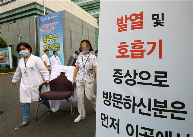  중동호흡기증후군(메르스) 환자를 치료하는 음압병상을 갖춘 대구의료원 직원들이 의자를 옮기고 있는 모습. 대구/연합뉴스