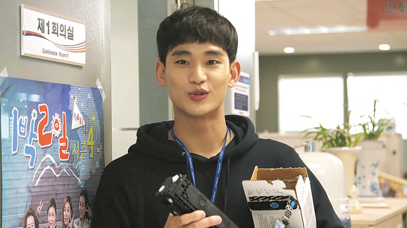 한국방송 드라마 ‘프로듀사’에서 신입 PD 백승찬 역을 맡은 김수현. 한국방송 제공
