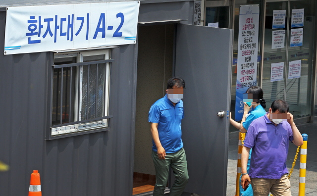 서울 신대방동 서울시보라매병원이 응급실 운영을 중단한 지 이틀 만인 16일 오후 응급실 부근 환자대기실에 있던 사람들을 중동호흡기증후군(메르스) 감염 여부 검사를 위해 선별진료소로 이동시키고 있다. 보라매병원은 137번째 확진 환자가 다녀간 사실이 확인되면서 지난 14일 오후부터 응급실을 임시 폐쇄했다. 이정용 선임기자 <A href="mailto:lee312@hani.co.kr">lee312@hani.co.kr</A>