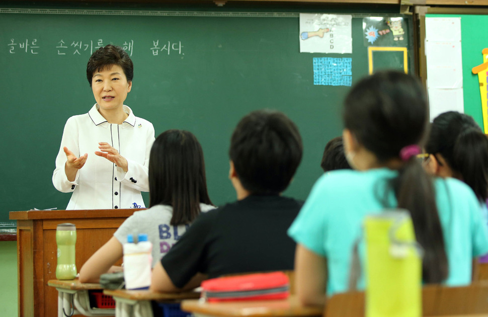 박근혜 대통령이 16일 오전 중동호흡기증후군(메르스) 확산에 휴업했다 최근 수업을 재개한 서울시 강남구 일원본동 대모초등학교를 방문, 손씻기 실습 수업을 참관한 뒤 학생들과 이야기를 나누고 있다. (서울=연합뉴스)