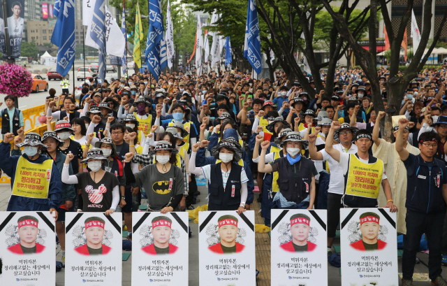 정부의 ‘노동시장 개혁 제1차 추진방안’이 발표된 17일 오후 서울 광화문 정부서울청사 앞에서 민주노총 조합원들이 ‘노동시장 구조개악 저지 민주노총 결의대회’를 열어 정부정책을 비판하는 구호를 외치고 있다. 탁기형 선임기자 khtak@hani.co.kr