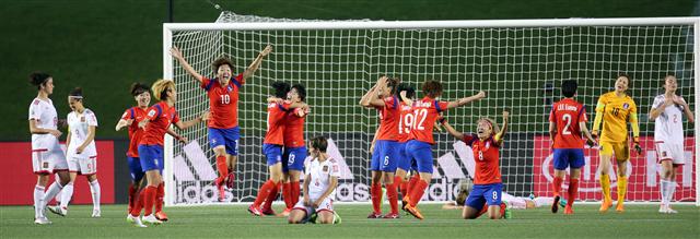 한국 여자축구대표팀 선수들이 18일 오전(한국시각) 2015 캐나다 월드컵 조별리그 마지막 경기에서 스페인을 2-1로 꺾고 16강 진출에 성공한 뒤 환호하고 있다. 오타와/연합뉴스