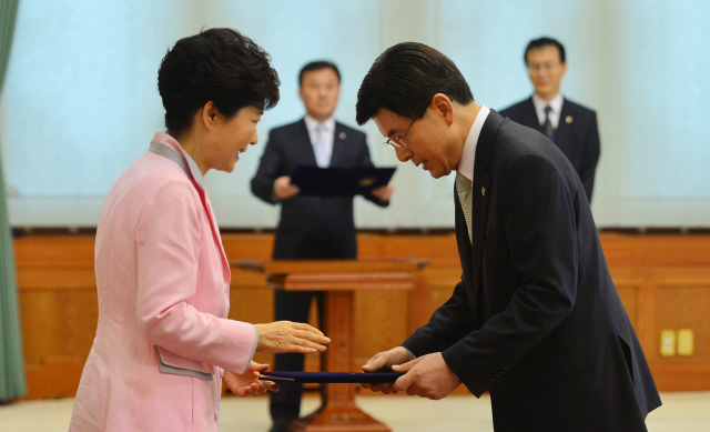 박근혜 대통령이 18일 오후 청와대에서 황교안 신임 국무총리에게 임명장을 주고 있다. 청와대사진기자단