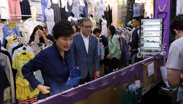 박근혜 대통령이 지난 14일 오후 메르스 여파로 타격을 받고 있는 서울 동대문상가를 방문해 상인들과 이야기를 나누고 있다. 청와대 사진기자단