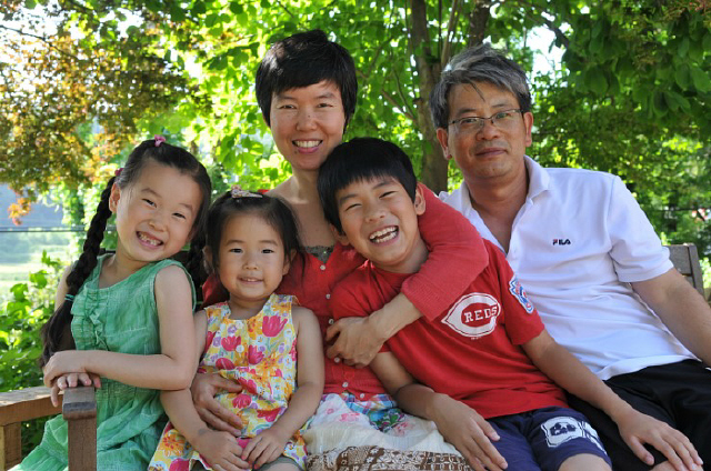 엄마야말로 오롯이 혼자인 시간이 필요하다. 개인으로서도 필요하고 그 충만함은 아이들에게도 흘러간다. 2013년 6월, 결혼 11주년 기념으로 집 앞마당에서 가족이 모였다. 왼쪽부터 윤정(9), 이룸(6), 필규(13) 그리고 남편인 최돈거(49). 올해도 같은 장소에서 가족사진을 찍으련다. 신순화 제공