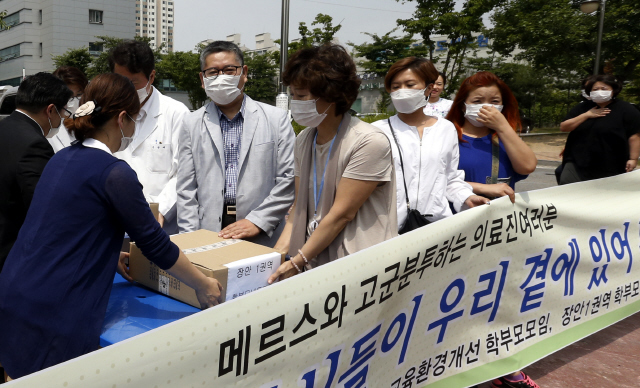 경기도 수원 장안지역 학부모들이 19일 오전 장안구 경기도의료원 수원병원 정문 앞에서 중동호흡기증후군(메르스) 환자를 치료하는 의료진을 격려하는 행사를 하고 있다.  수원/김봉규 기자 bong9@hani.co.kr 