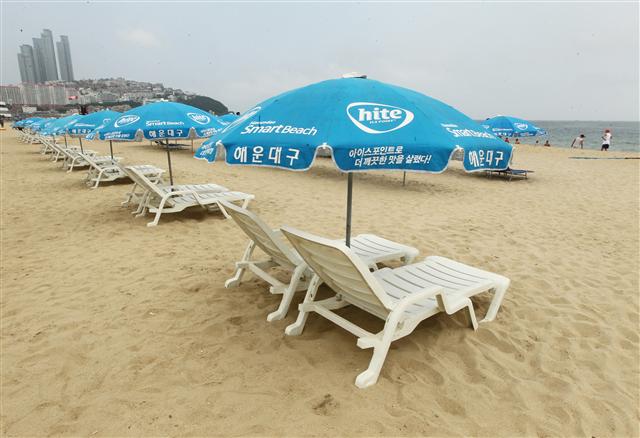 주말인 21일 오후 부산 해운대해수욕장이 한산하다. 해운대를 비롯한 부산지역 해수욕장은 때 이른 무더위로 이달 1일 일찌감치 개장했지만 메르스 탓에 지난해 같은 기간보다 방문객이 30% 이상 감소한 것으로 나타났다.  연합뉴스