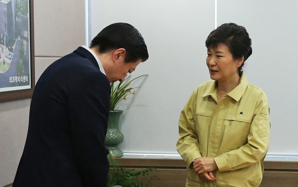 박근혜 대통령이 17일 오후 청주시 흥덕구 국립보건연구원에서 송재훈 서울삼성병원장에게 사과를 받고 있다. 청주/이정용 기자 lee312@hani.o.kr