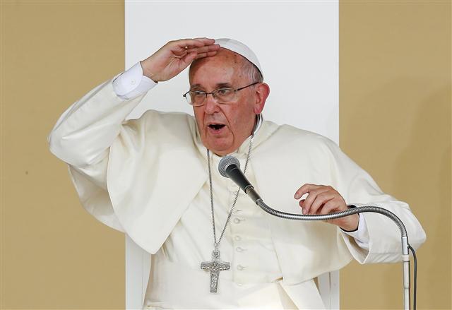 프란치스코 교황이 21일 이탈리아 북부 토리노를 방문해 젊은이들에게 연설하고 있다. 
 토리노/로이터 연합뉴스