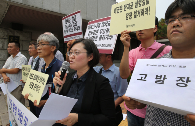 탄저균 불법 반입 실험 규탄 시민사회대책회의가 22일 오전 서울 서초구 서울중앙지검 앞에서 연 ‘미군의 탄저균 불법 반입 및 실험에 대한 국민고발장 접수’ 기자회견에서 하주희 변호사가 국민고발장 내용을 발표하고 있다.  
탁기형 선임기자 khtak@hani.co.kr