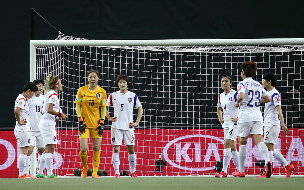 22일 오전(한국 시각) 캐나다 몬트리올 올림픽 스타디움에서 열린 2015 캐나다 여자 월드컵 16강전 한국과 프랑스의 경기. 프랑스에게 두번째 점수를 내준 한국 선수들이 아쉬워하고 있다. 2015.6.22 / 몬트리올=연합뉴스