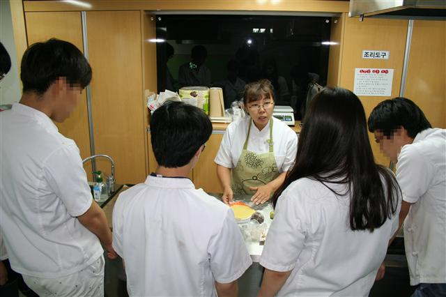 지난 16일 경기도 용인 국립중앙청소년디딤센터에서 진로체험 시간에 제빵사가 학생들에게 쿠키 만드는 법을 알려주고 있다.  사진 최화진 기자 lotus57@hanedui.com