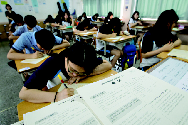 국가수준 학업성취도 평가(일제고사)가 시행된 23일 오전 서울 마포구 성사중학교에서 학생들이 답안지에 이름을 쓰고 있다. 김성광 기자 flysg2@hani.co.kr