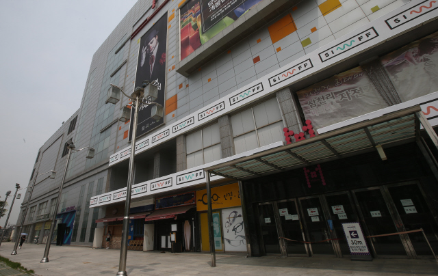 24일 오전 서울 서대문구 신촌동 옛 경의선 신촌기차역 자리에 있는 민자역사 밀리오레에 영업중인 점포가 없어 황량한 모습이다. 신소영 기자 viator@hani.co.kr