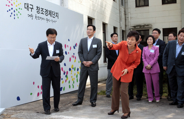 새정치민주연합이 이재용 삼성전자 부회장의 메르스 사태 대국민 사과 이후 박근혜 대통령의 사과를 강하게 압박하고 나섰다. 사진은 지난해 9월15일 박 대통령과 이 부회장이 대구 북구 창조경제단지 예정부지(옛 제일모직)를 방문해 함께 터를 둘러보는 모습.  청와대사진기자단 