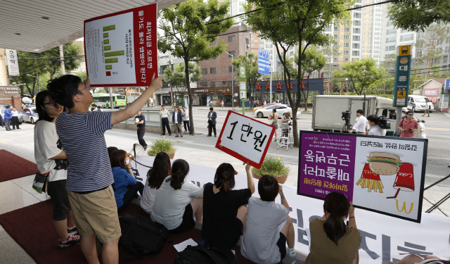 알바노조 회원들이 25일 오전 서울 마포구 대흥동 한국경영자총협회(경총) 사무실 앞에서 규탄 시위를 하고 있다. 경총은 9년 연속 최저임금 동결안을 제시했다. 알바노조 회원들은 “최저임금 1만원으로 인상”을 촉구하다 경찰에 모두 연행됐다. 이종근 기자 root2@hani.co.kr 