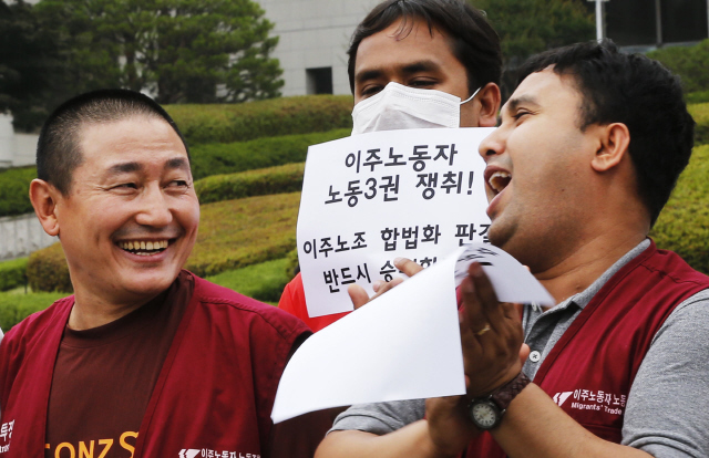 우다야 라이(왼쪽) 이주노조위원장과 섹알마문 수석부위원장(오른쪽)이 25일 오후 서울 서초동 대법원 앞에서 판결이 나온 뒤 기자회견을 하며 기뻐하고 있다.
이종근 기자 root2@hani.co.kr