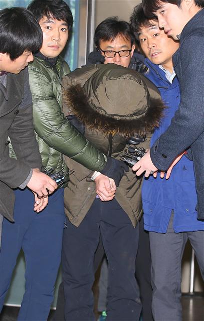 지난 1월8일 ‘서초동 세 모녀 살인 사건’의 피의자 강아무개씨가 영장실질심사를 받기 위해 서울 서초경찰서를 나서고 있다.  연합뉴스