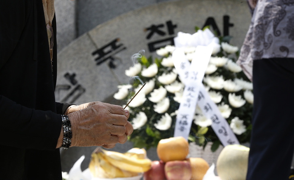 삼풍백화점 붕괴 사고 20주기를 하루 앞둔 28일 오전 서울 서초구 양재동 시민의 숲 안에 있는 삼풍백화점 참사 위령탑 앞에서 유가족들이 향을 피우고 있다. 1995년 6월29일 일어난 삼풍백화점 붕괴 사고로 모두 502명이 사망했다. 김봉규 기자 bong9@hani.co.kr