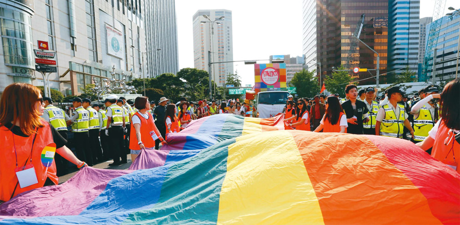 ‘사랑하라, 저항하라, 퀴어 레볼루션’이란 주제로 28일 오후 서울 중구 서울시청 앞 광장에서 열린 ‘제16회 퀴어문화축제’에서 참가자들이 빨강·주황·노랑·초록·파랑·보라 여섯 가지 색깔의 커다란 천을 든 채 행진하고 있다. 이종근 기자 root2@hani.co.kr