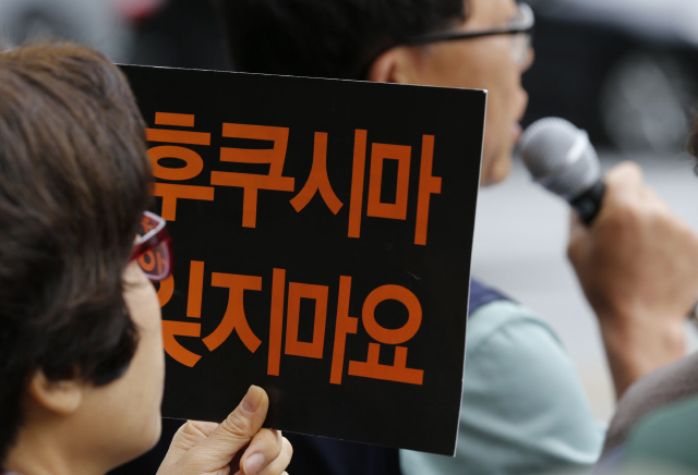 6월13일 서울 종로에서 ‘핵 없는 사회를 위한 공동행동’ 회원들이 탈핵시민행동의 날 제안을 하고 있다.  
 <한겨레> 자료사진