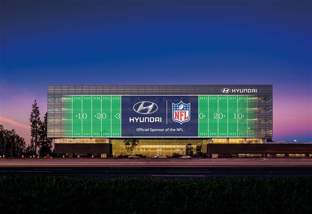 현대자동차가 29일(현지시각) 미국 인기 스포츠인 미국프로풋볼(NFL) 공식 후원사가 됐다고 밝혔다. 미국 캘리포니아 파운틴밸리에 위치한 현대차 미국법인(HMA) 사옥 정면에 미국프로풋볼 후원 기념 옥외광고 펼침막이 걸려 있다. 
파운틴밸리/현대차 제공