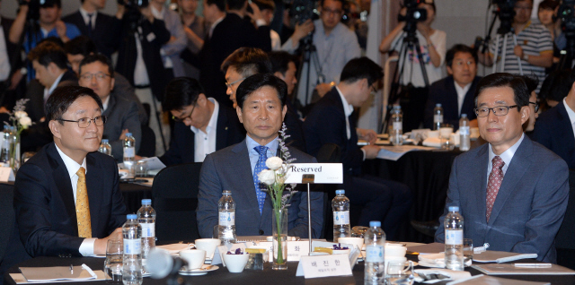 제일모직 긴급 기업설명회가 열린 30일 오전 서울 콘레드호텔에서 윤주화(가운데) 제일모직 패션부문 사장, 김신(왼쪽) 삼성물산 상사부문 사장, 김봉영(오른쪽) 제일모직 리조트건설부문 사장이 참석해 자리에 앉아 있다. 공동취재사진