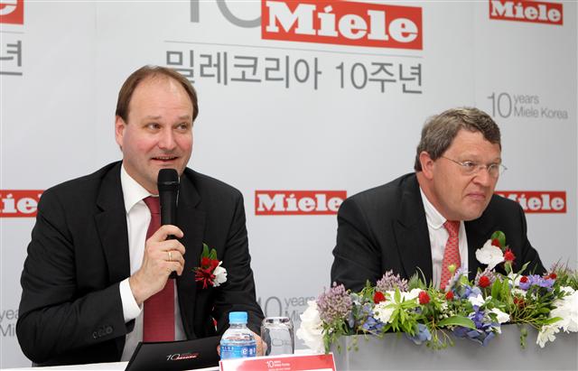 독일의 세계적인 생활가전 회사 밀레의 라인하르트 진칸 공동회장(사진 오른쪽)