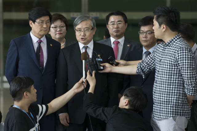 김성재 김대중평화센터 이사(가운데)가 30일 오후 경기도 파주시 남북출입사무소에서 이희호 이사장의 방북 일정에 대해 설명하고 있다.  파주/김성광 기자 flysg2@hani.co.kr