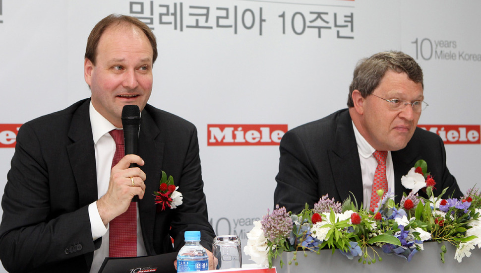 독일의 세계적 가전기업 밀레의 공동회장인 마르쿠스 밀레(왼쪽)와 라인하르트 진칸이 30일 밀레코리아 창립 10돌 기념 기자간담회를 하고 있다.