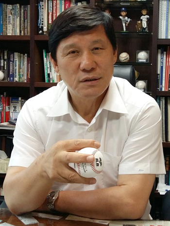 허구연 해설위원(MBC스포츠)이 29일 오후 서울시 용산구 용문동에 위치한 그의 사무실에서 국내 아마야구의 현실과 개선 방안에 대해 말하고 있다.