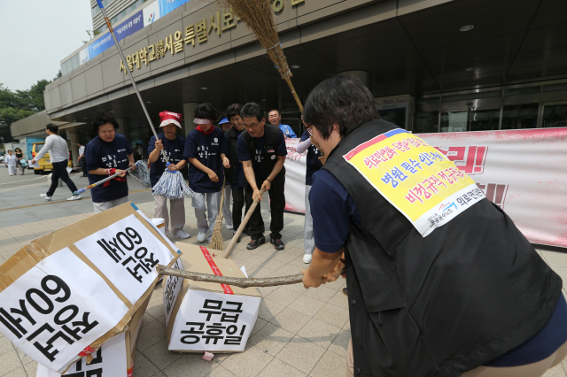 서울대병원이 운영하는 보라매병원이 ‘무노조 하청업체’와 수의계약해 관련 규정을 어긴 사실이 뒤늦게 드러났다. 사진은 지난 2013년 공공운수노조 의료연대서울지부 보라매민들레분회 소속 청소노동자들이 보라매병원 앞에서 임금인상과 정년연장 등 처우개선을 촉구하며 파업 돌입 선포 행위극을 하는 모습.  김봉규 선임기자 bong9@hani.co.kr
