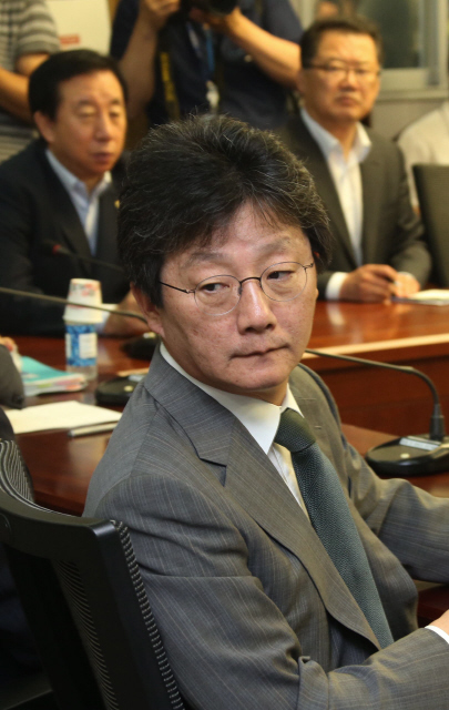 청와대와 친박근혜계 의원들의 사퇴 압박을 받고 있는 유승민 새누리당 원내대표가 11일 오전 국회 의원회관에서 열린 원내대책회의에서 당직자와 이야기하는 동안 유 원내대표 사퇴불가 서명에 참여한 김성태, 신성범 의원이 이 모습을 바라보고 있다. 이정우 선임기자 woo@hani.co.kr