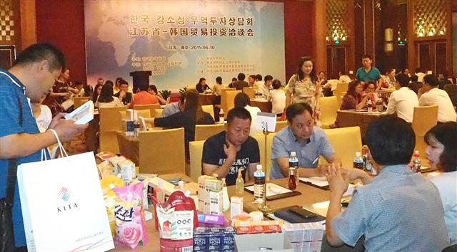 지난달 30일 중국 남경에서 열린 제1차 한중 FTA 무역촉진단 수출상담회에서 중국바이어들과 우리 업체 관계자들이 상담을 하고 있다. 한국무역협회 제공